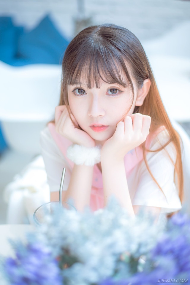 也许一个人会变成原来最讨厌的样子，只是因为要适应这个社会罢了。